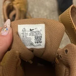 NIKE Sneakers