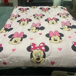 NWOT Disney Pink Comforter with Minnie Mouse Design