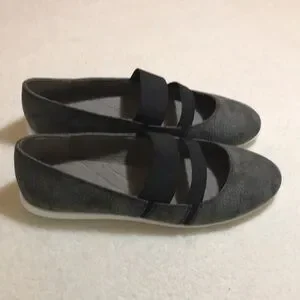 ^ NWT Aerosole’s A2 Cushioned Gray With Black Strap Flat Shoes…8.5