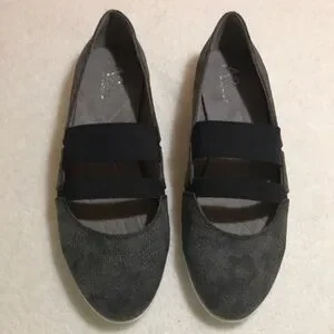 ^ NWT Aerosole’s A2 Cushioned Gray With Black Strap Flat Shoes…8.5