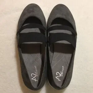 ^ NWT Aerosole’s A2 Cushioned Gray With Black Strap Flat Shoes…8.5