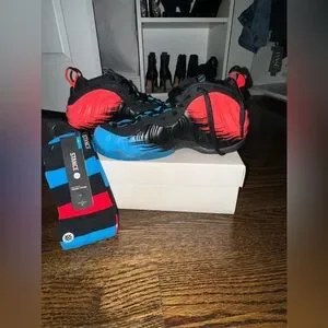NWT AIR FOAMPOSITE PRO SPIDER-MAN WITH MATCHING SOCKS NWT NEVER USED