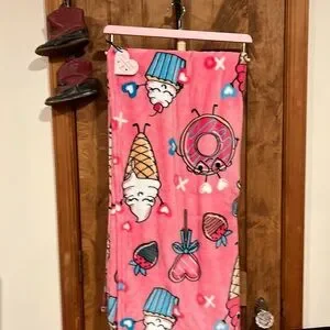 NWT Betsey Johnson sweets throw