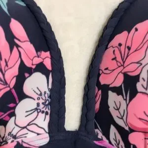 ^ NWT Flowered Swim Top With Molded Push Up Bra - Size XXL
