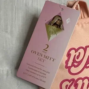 NWT Paris Hilton “That’s Hot” Oven Mitt Set