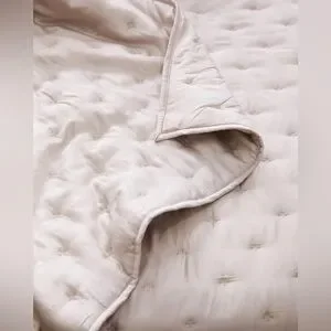 NWT Quince Bamboo Dream Quilt Size Full/Queen In Sand