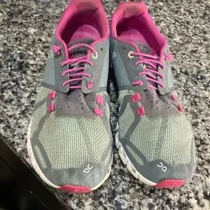 On Cloud life styleWomen's Swiss Engineering Sneakers On Running Sz 9