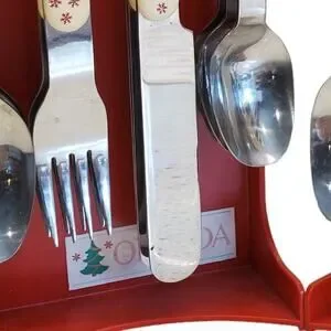 Oneida Holiday Colormates 46 Piece Set Plus Portable Caddy Christmas Flatware