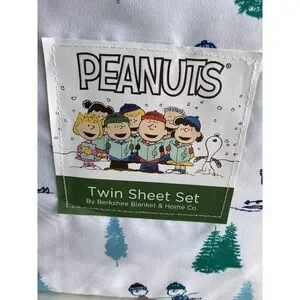 Peanuts Snoopy Charlie Brown Linus Skiing Holiday Christmas TWIN SIZE Sheet Set