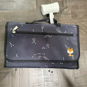 Portable baby changing mat with storage
