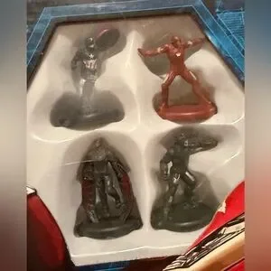 Risk Marvel Avengers Civil War Strategy Board‎ Game Captain America Iron Man
