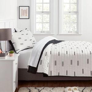 Room Essentials - Twin/Twin Extra Long Satin Quilt White/Black - Roo White/Black