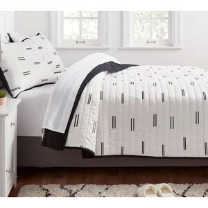 Room Essentials - Twin/Twin Extra Long Satin Quilt White/Black - Roo White/Black