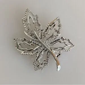 Sarah Coventry Windfall Openwork Leaf Brooch In Silver Tone Vintage