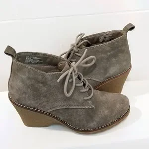 Suede wedges by White mountain