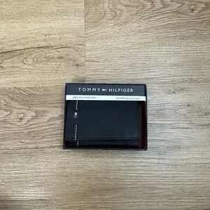Tommy Hilfiger leather wallet NWT