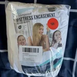 Twin Waterproof Mattress Encasement Zippered – Like New
