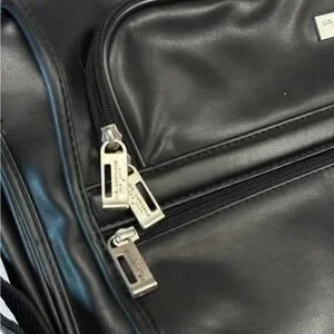 U.S. Luggage New York Black Messenger / Laptop Bag With Sleek Design Very Cool