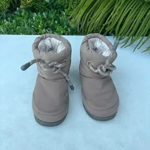 Ugg Classic Maxi Short Puffer Boots Kids Size: 3Y