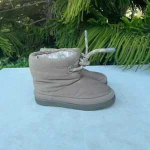 Ugg Classic Maxi Short Puffer Boots Kids Size: 3Y