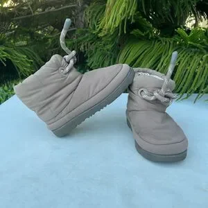 Ugg Classic Maxi Short Puffer Boots Kids Size: 3Y