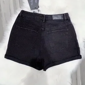 VERO MODA Nineteen High Rise Loose Black Denim Shorts