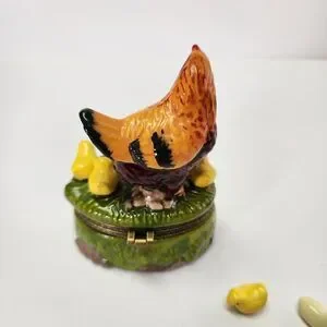 Vintage Ceramic Trinket Box With Hen And Her Chicks
