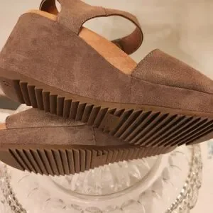 Vionic Astrid II Wedge Sandal Taupe Suede Size 6 Like New