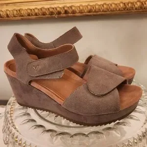 Vionic Astrid II Wedge Sandal Taupe Suede Size 6 Like New