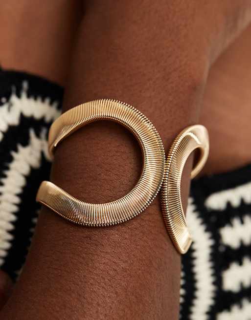 ASOS DESIGN Bangle Bracelet With Curved Textured Chain Detail In Gold Tone