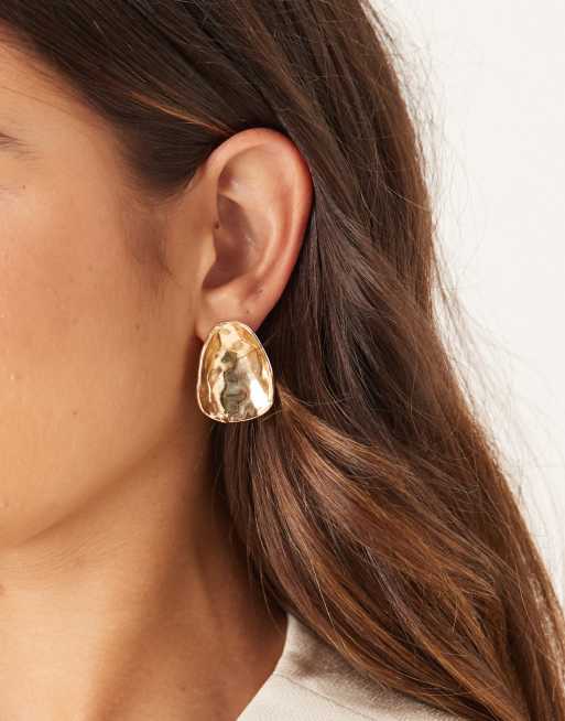 ASOS DESIGN Large Stud Earrings With Curved Oval Design In Hammered Gold Tone