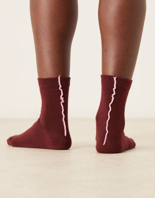 ASOS DESIGN Wavy Stitched Detail Socks In Burgundy And Pink