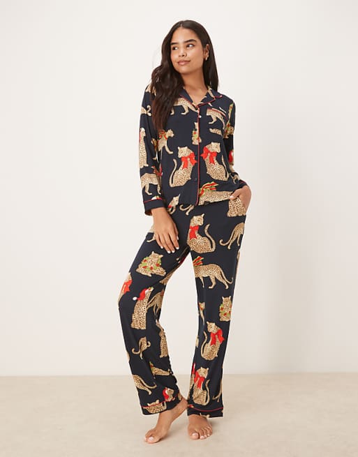 Chelsea Peers Poly Long Sleeve Revere Pyjama Set In Christmas Leopard Print