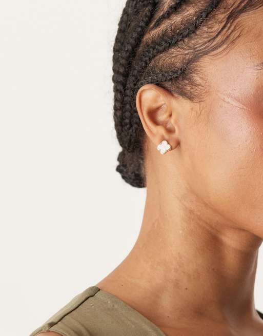 DesignB London Clover Stud Earrings In White And Gold