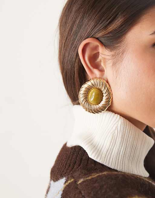 Mango textured stud earrings with green centre in gold