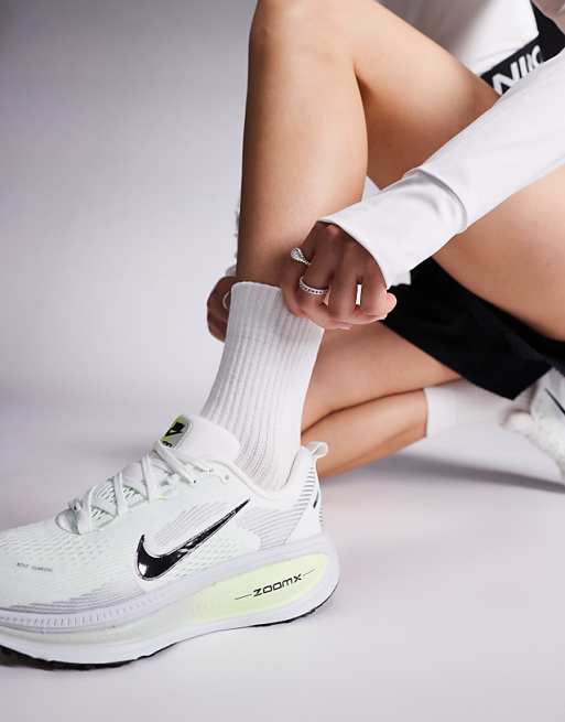 Nike Running Vomero 18 Trainers In White And Green