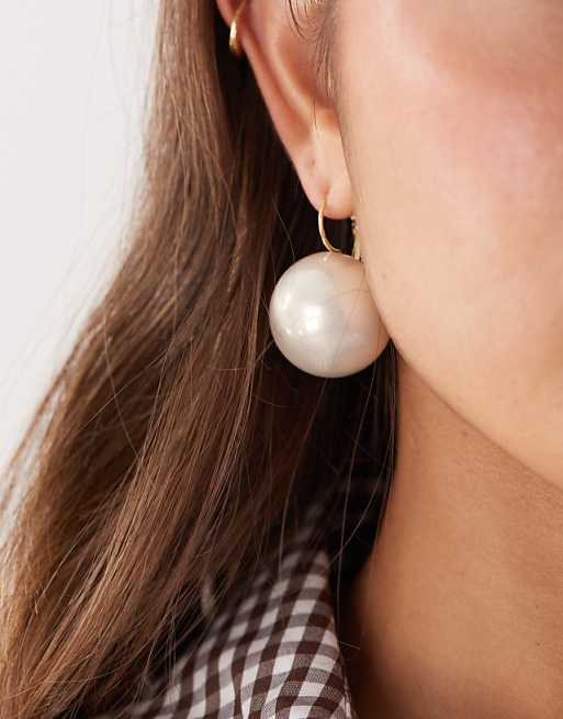 Petit Moments kit statement pearl drop earrings in gold