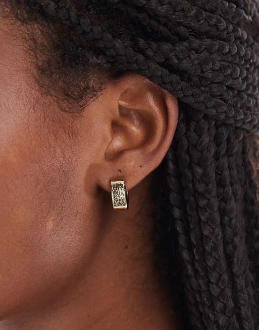Pieces hammered effect square hoops in gold