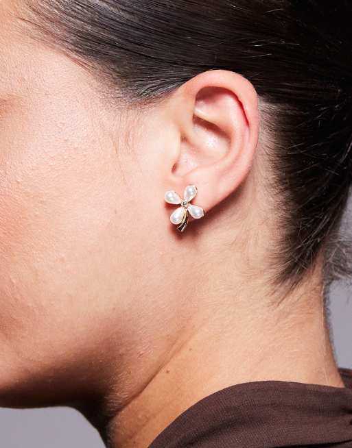 True Decadence Pearl Flower Stud Earrings In Gold