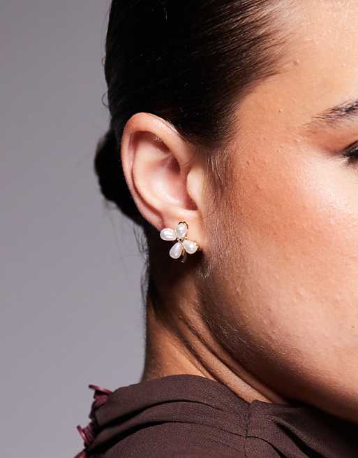 True Decadence pearl flower stud earrings in gold