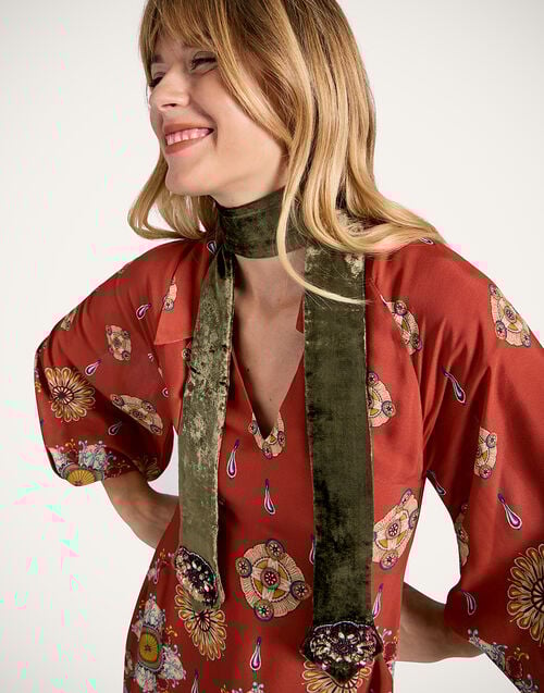 La Doublej Ella 2-Ways Stole Solid Military Green In Embroidered Velvet