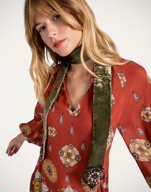 la doublej Ella 2-Ways Stole Solid Military Green in Embroidered Velvet