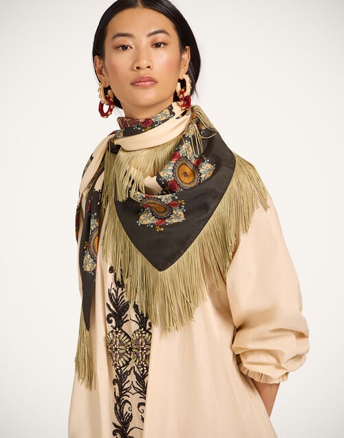 la doublej Fringe Triangle Scarf Nucleus Placée Off White in Silk Twill