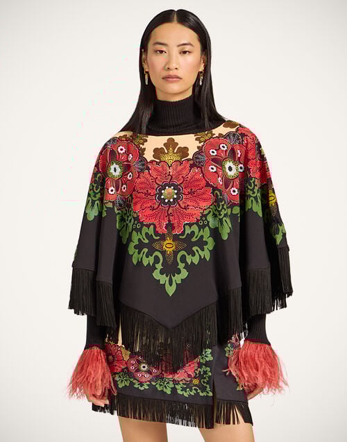 la doublej Reversible Mini Poncho Bounty Placée Red in Envers Satin With Fringes