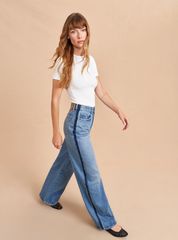 la ligne Isadora High-Rise Wide-Leg Side Stripe Jean