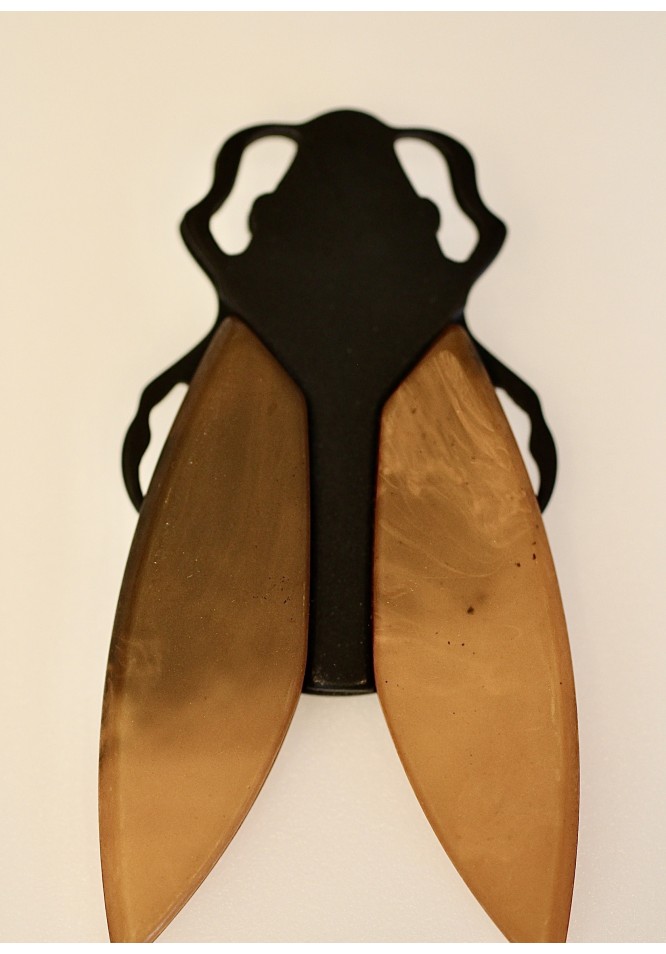 la muse Giant bug brooch