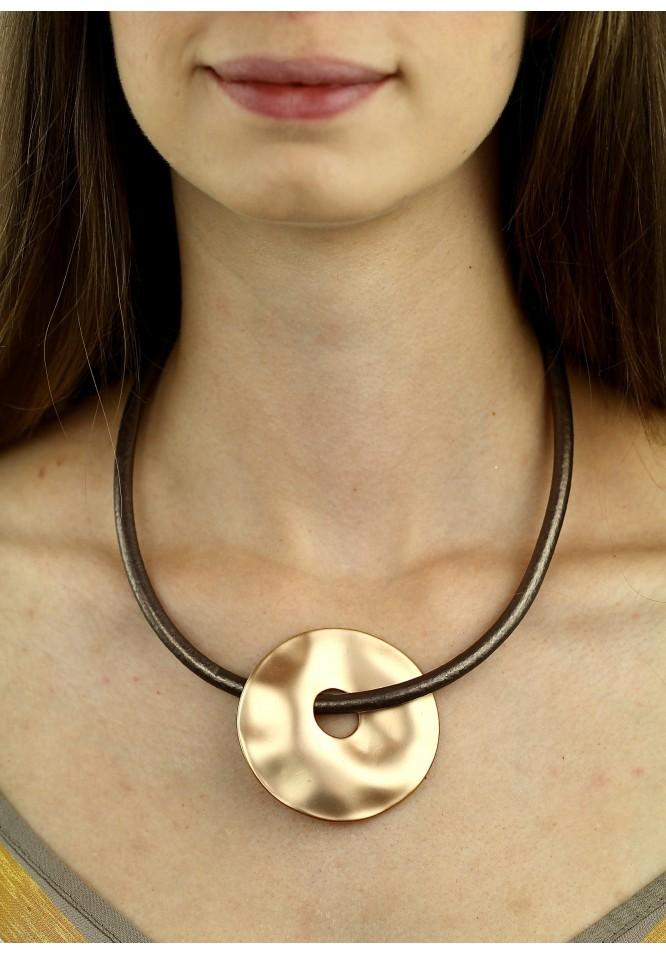 la muse Hammered disc necklace rose gold