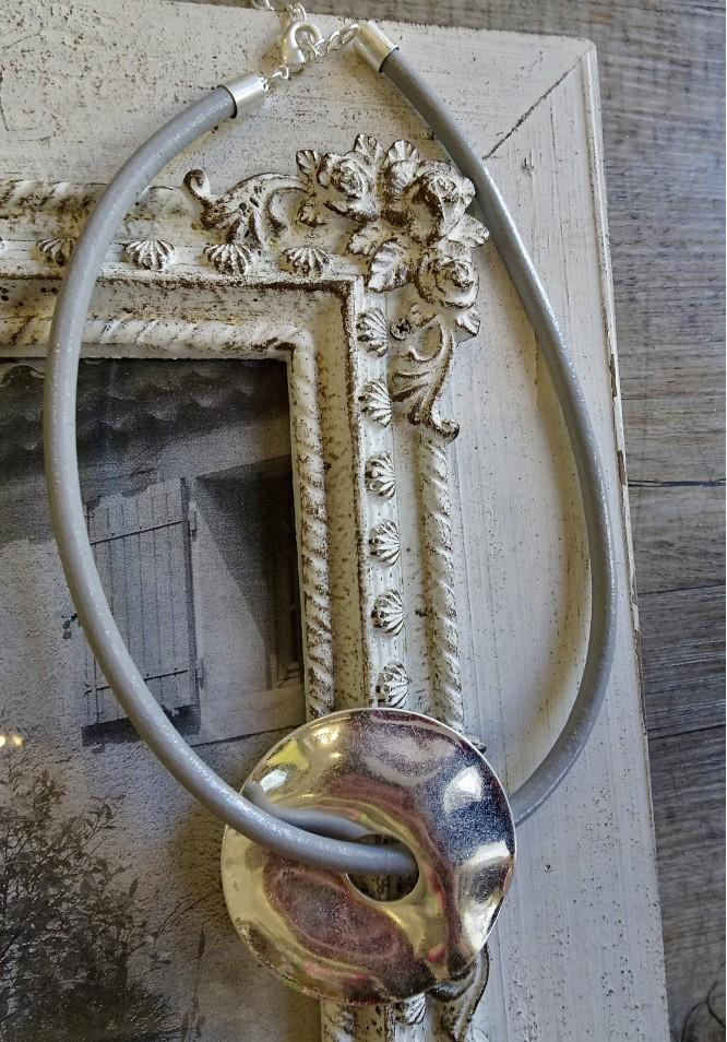 La Muse Hammered Disc Necklace Silver