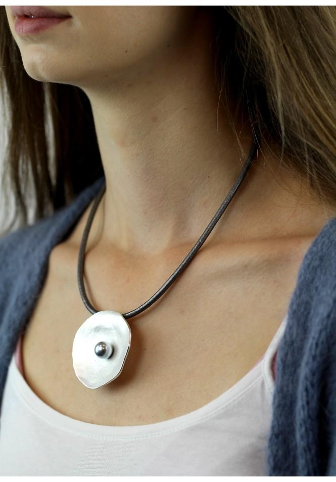 la muse Organic disc and 'pearl" necklace