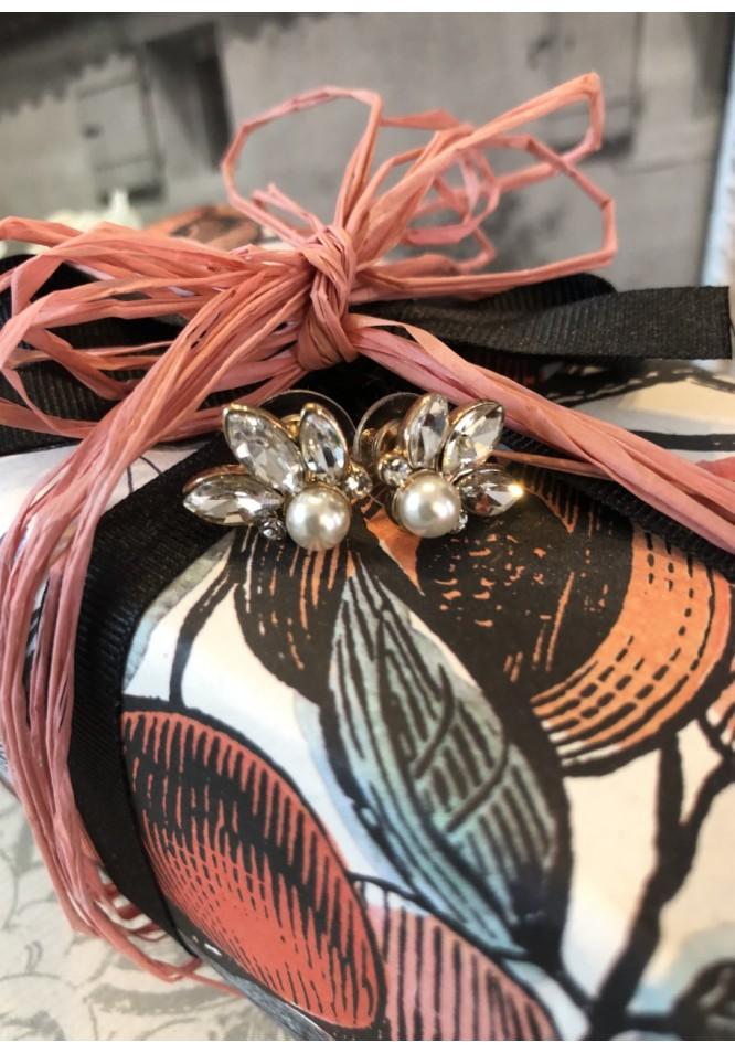 la muse 'Pearl' and crystal studs